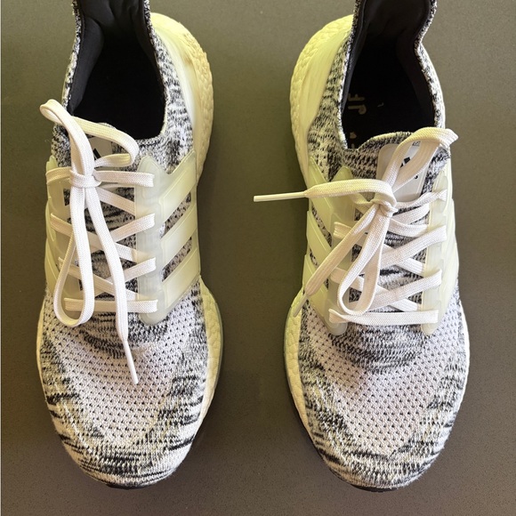 Adidas Ultraboost 22 - Size 8 - Picture 2 of 16